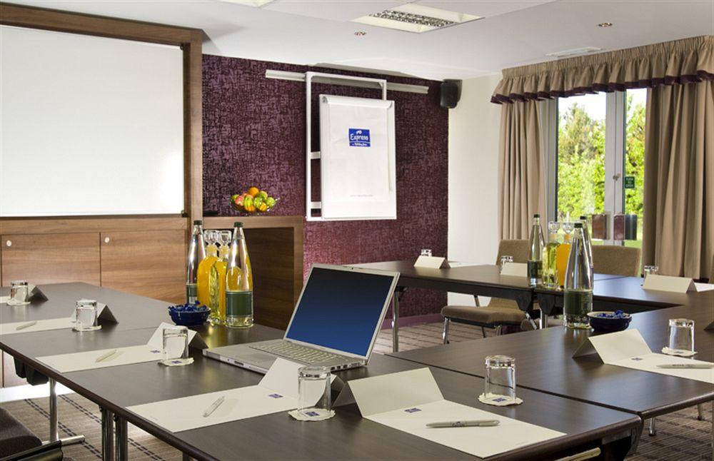 Holiday Inn Express Stirling By Ihg Екстериор снимка
