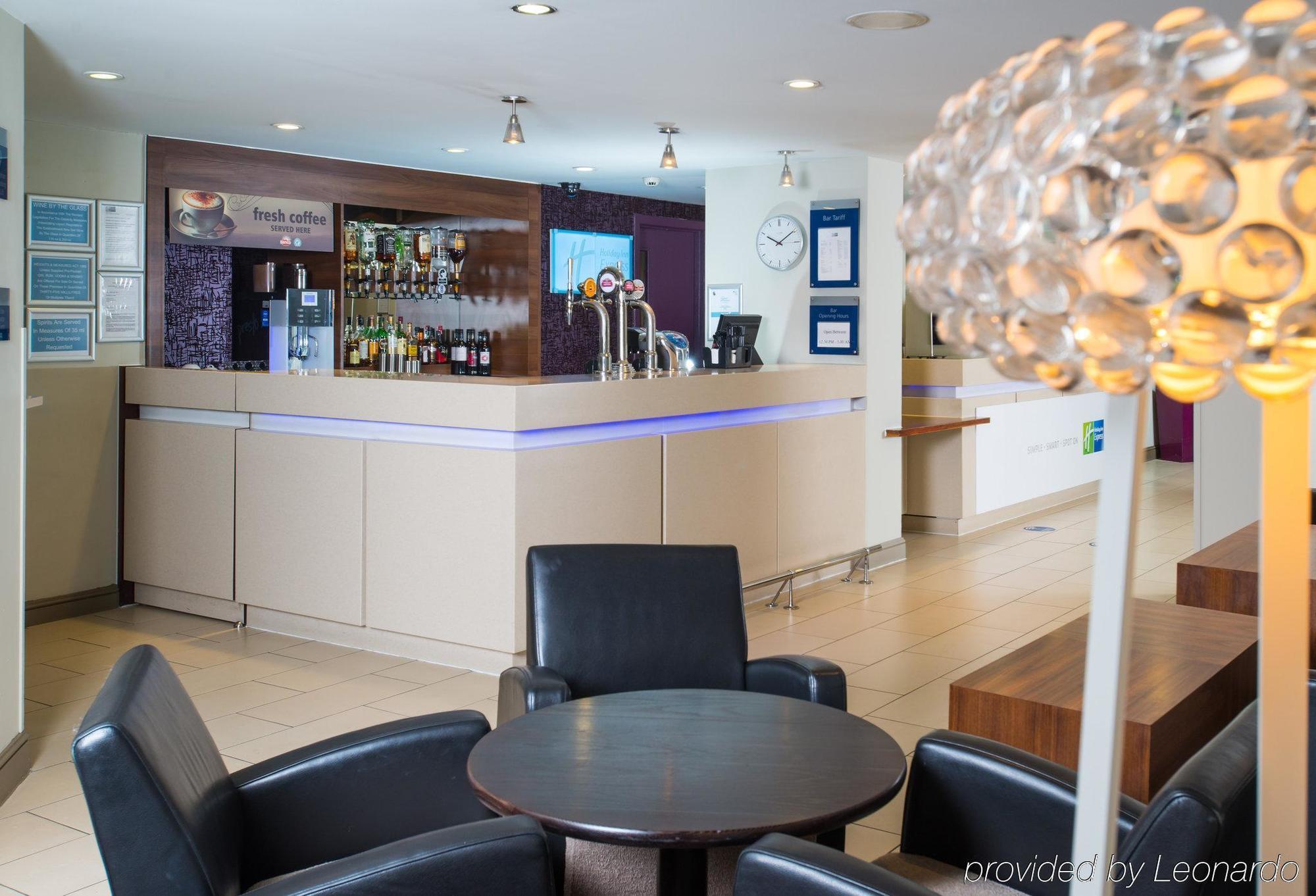 Holiday Inn Express Stirling By Ihg Екстериор снимка