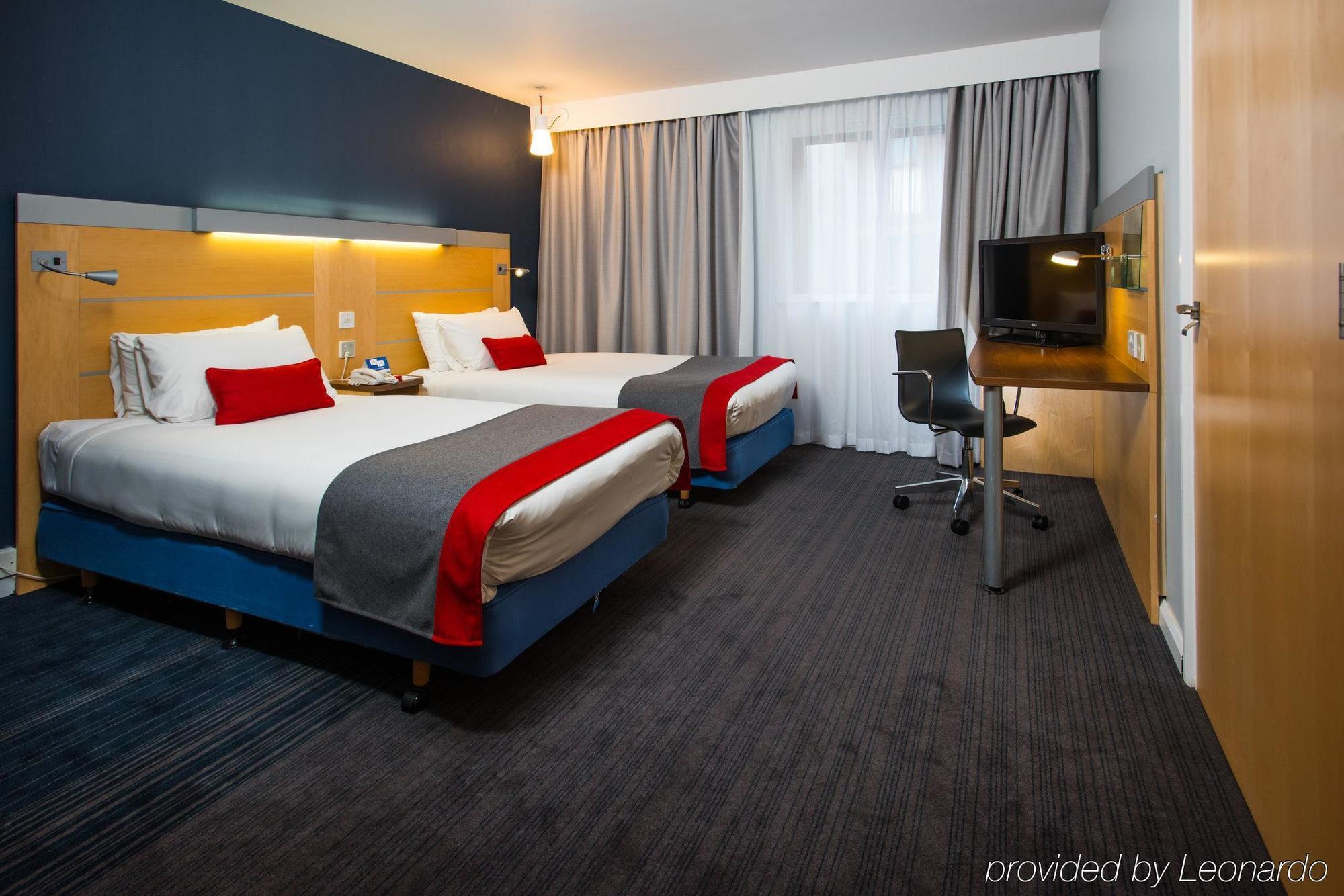 Holiday Inn Express Stirling By Ihg Екстериор снимка